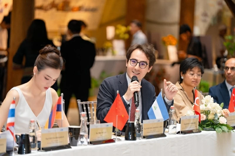 Ông Hasan Barit, Phó Trưởng phái đoàn Đại sứ quán Thổ Nhĩ Kỳ tại Việt Nam chia sẻ vai trò cà phê như “không gian giao lưu xã hội và trao đổi tri thức” tại Diễn đàn Di sản Cà phê Thế giới.