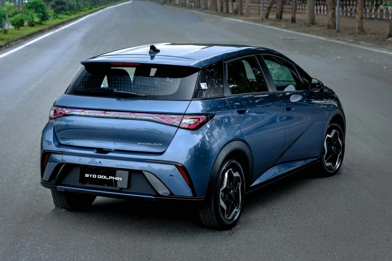 Gi&aacute; xe BYD Dolphin 2026 được ni&ecirc;m yết ở mức 569 triệu đồng thấp hơn bản cũ tới 90 triệu, thậm ch&iacute; c&ograve;n xuống 499 triệu cho nh&oacute;m kh&aacute;ch h&agrave;ng đầu ti&ecirc;n.