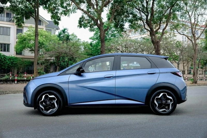 Việc k&eacute;o d&agrave;i th&ecirc;m 165 mm gi&uacute;p Dolphin 2026 tr&ocirc;ng &ldquo;đầm&rdquo; v&agrave; c&acirc;n đối hơn khi nh&igrave;n ngang, d&ugrave; trục cơ sở vẫn giữ nguy&ecirc;n.