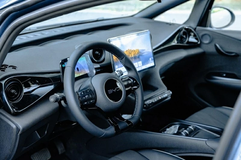 Bên trong, BYD Dolphin 2026 tiếp tục khai thác thế mạnh công nghệ nhưng theo hướng thân thiện người dùng. Bên trong, BYD Dolphin 2026 tiếp tục khai thác thế mạnh công nghệ nhưng theo hướng thân thiện người dùng.