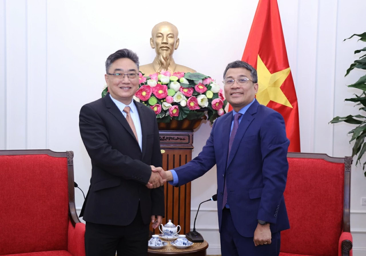 Uỷ viên Trung ương Đảng, Phó Bí thư Đảng ủy, Thứ trưởng Thường trực Bộ Ngoại giao Nguyễn Minh Vũ đã tiếp ông Sử Trung Tuấn, Tổng Thư ký Trung tâm ASEAN – Trung Quốc. (Ảnh: Thành Long)