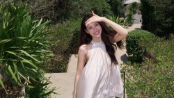 Sao Việt: Hoa hậu Trần Tiểu Vy đẹp rạng rỡ, ca sĩ Phương Linh khoe dáng xinh