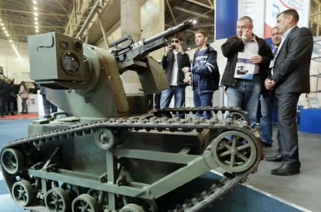 Khách tham quan chiêm ngưỡng một robot chiến đấu do Ukraine sản xuất tại một hội chợ vũ khí ở thủ đô Kyiv. Ảnh: Sergey Dolzhenko