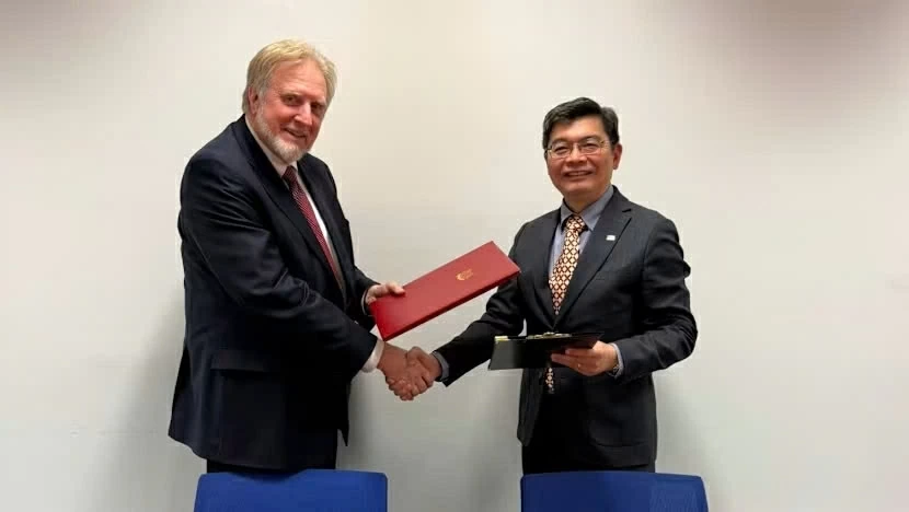 Ông Ang Kok Kiat (phải), đại diện của NEA, cùng ông David Skeen, đại diện của NRC ký thỏa thuận hợp tác vào ngày 17/4 tại Áo. (Nguồn: NEA) 
