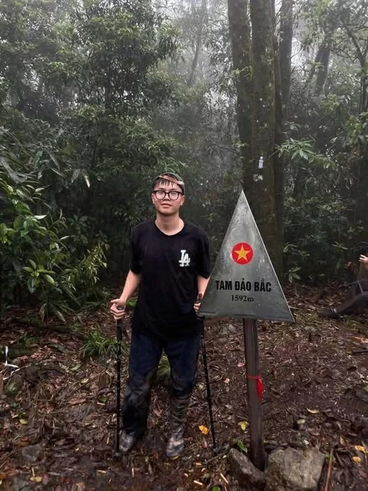 Sau 36 giờ mất tích trên núi Tam Đảo, nam sinh được tìm thấy sáng nay ở gần bờ suối tại điểm cao 600m. (Nguồn: UBND xã Đạo Trù)