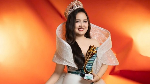 Hoa hậu Đại sứ toàn cầu Đỗ Thị Thư gây ấn tượng với hình ảnh mới trong thiết kế áo dài thổ cẩm