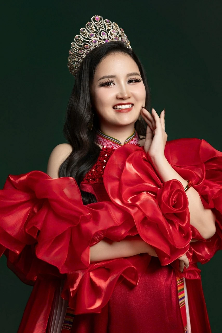 Hoa hậu Đại sứ toàn cầu Đỗ Thị Thư gây ấn tượng với hình ảnh mới trong thiết kế áo dài thổ cẩm