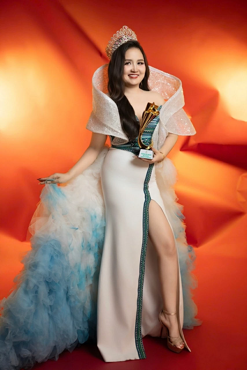 Hoa hậu Đại sứ toàn cầu Đỗ Thị Thư gây ấn tượng với hình ảnh mới trong thiết kế áo dài thổ cẩm