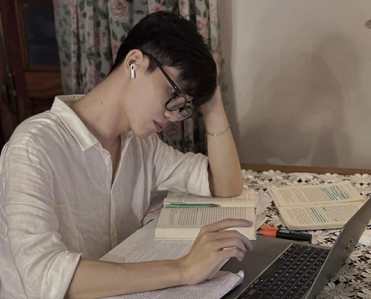 Thói quen đọc sách - Khoảng lặng trong tư duy người trẻ