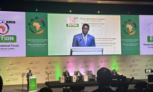 9C. số 18+19: Diễn đàn quốc tế Dakar lần thứ 10: Cùng hiến kế để vượt khó