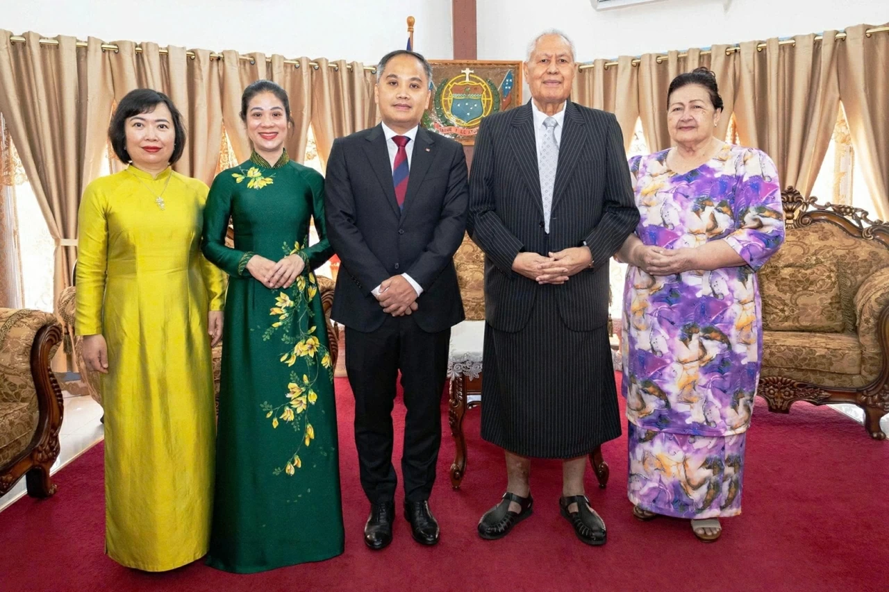 Đại sứ Phan Minh Giang trình Thư ủy nhiệm lên Người đứng đầu Nhà nước độc lập Samoa Đại sứ Phan Minh Giang trình Thư ủy nhiệm lên Người đứng đầu Nhà nước độc lập Samoa