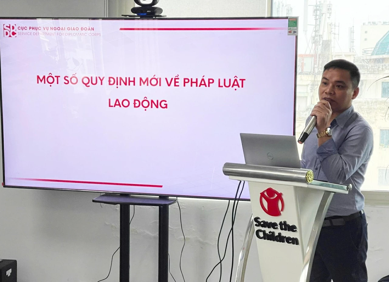 Trưởng phòng Quản lý lao động Đoàn ngoại giao Nguyễn Thọ Xương phổ biến một số quy định, thông tin tại buổi tọa đàm. (Nguồn: Cục Phục vụ Ngoại giao Đoàn)