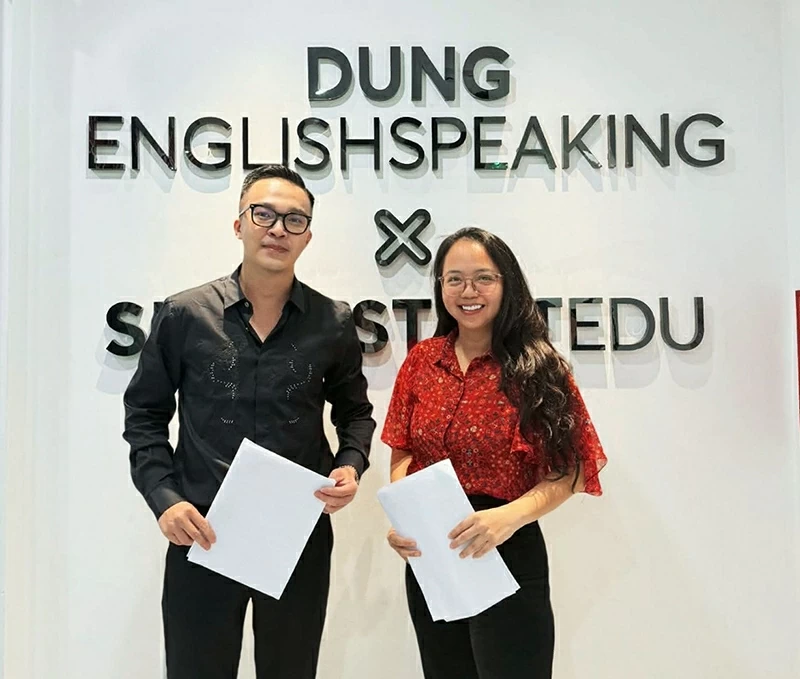 Hoàng Tiến Dũng hay Dũng English trong một buổi giảng dạy tại trung tâm tiếng Anh Smartstart ở Hà Nội.