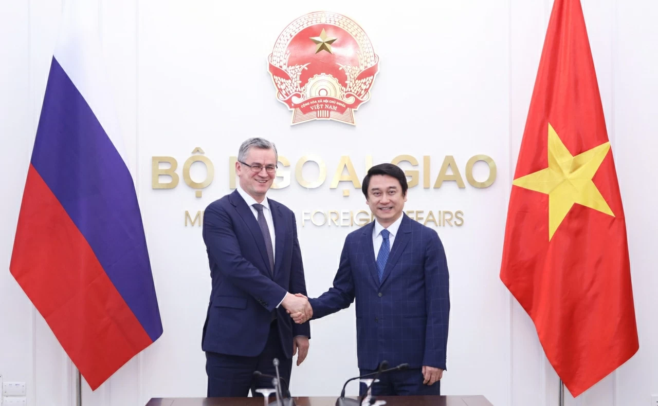 Thứ trưởng Ngoại giao Lê Anh Tuấn chào đón ông Artur Lyukmanov, Đặc phái viên của Tổng thống  Liên bang Nga về hợp tác quốc tế trong lĩnh vực an ninh thông tin, Vụ trưởng Vụ  An ninh thông tin quốc tế Bộ Ngoại giao Liên bang Nga. (Ảnh: Thành Long)