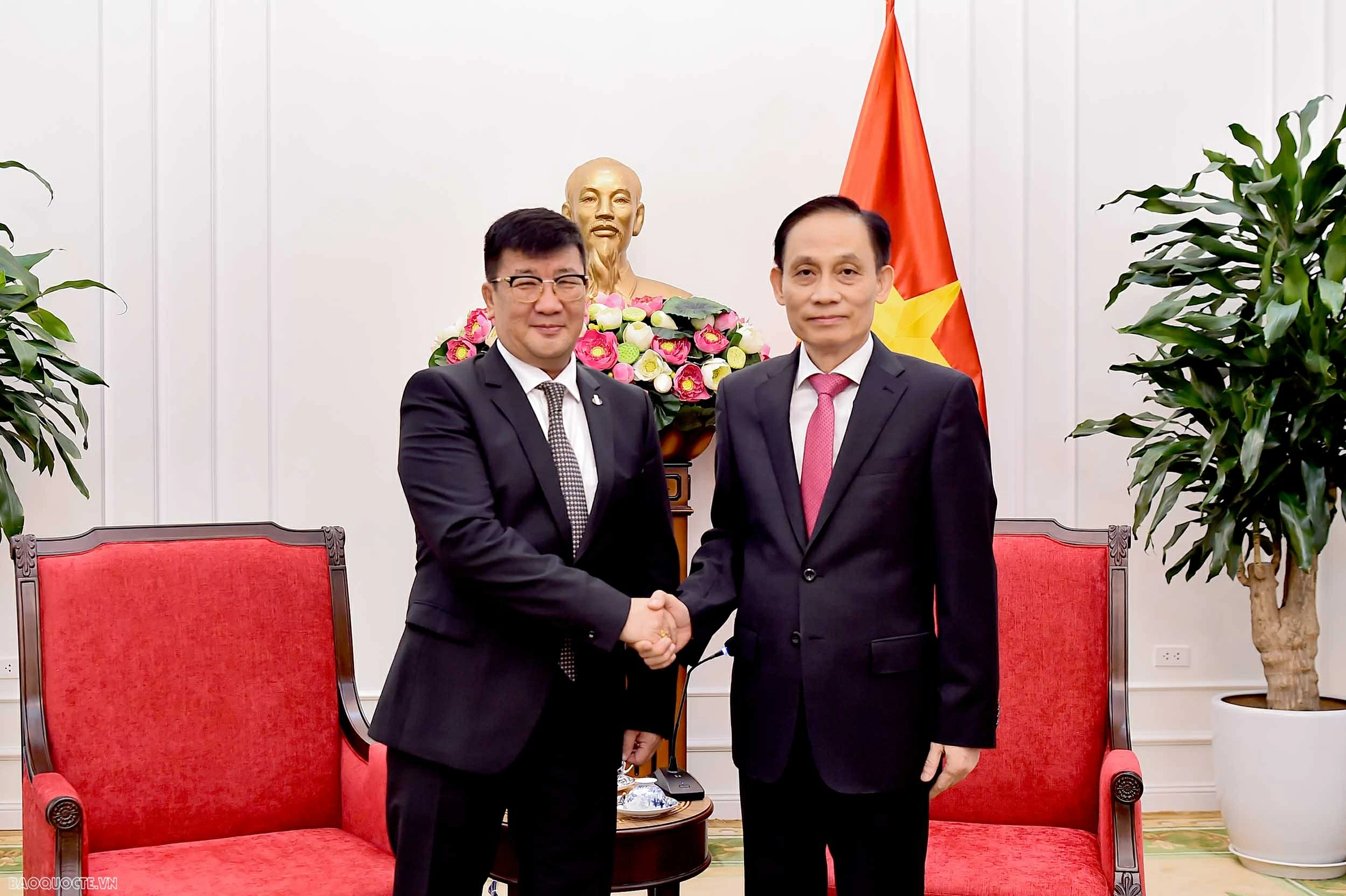 Ủy viên Bộ Chính trị, Bộ trưởng Ngoại giao Lê Hoài Trung tiếp Đại sứ Mông Cổ
