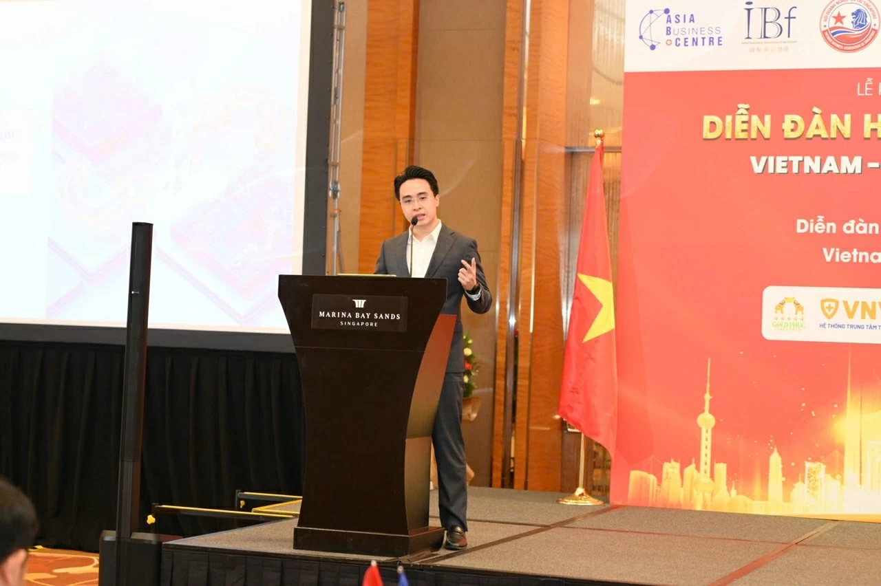 Ông Trần Trọng Nhân  - Giám đốc quan hệ quốc tế giới thiệu về Arobid.com vận hành bằng trí tuệ nhân tạo (AI) tại sự kiện.