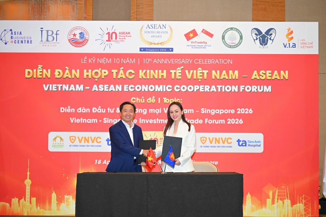 Ông Trần Văn Chín - Chủ tịch HĐQT Arobid và bà Đặng Minh Anh - Chủ tịch IBF Vietnam Singapore, Phó Tổng Giám đốc Ryder Asset Management Singapore, ký kết biên bản hợp tác (MOU), mở ra bước tiến mới trong phát triển hạ tầng xúc tiến thương mại và đầu tư số trên quy mô toàn cầu.