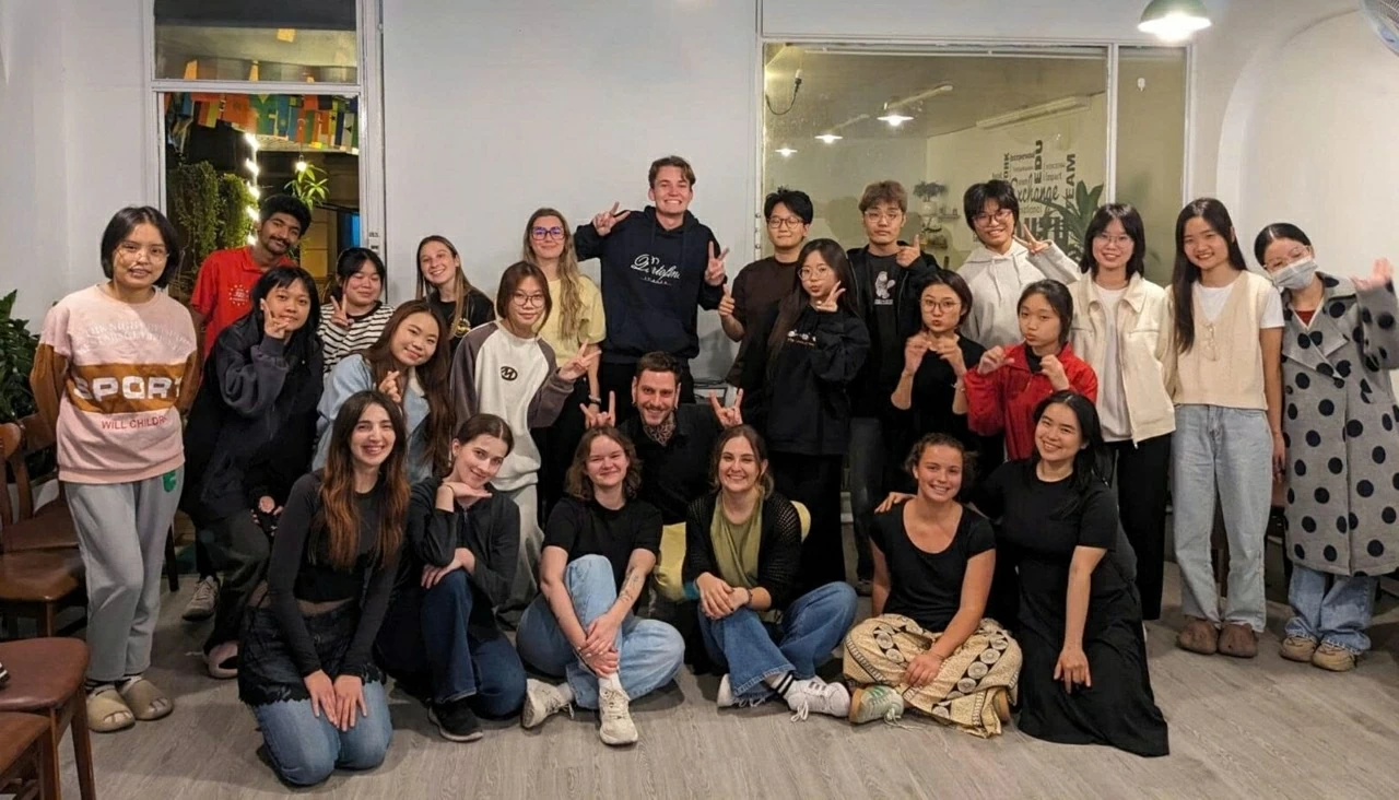 (Ảnh 1- Soci Hub tạo ra không gian giao lưu đa văn hóa, nơi người trẻ chủ động kết nối và học hỏi)