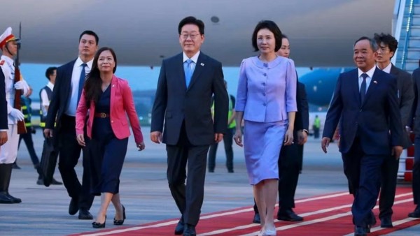 RoK President Lee Jae Myung and spouse arrive in Hanoi, begin state visit to Vietnam