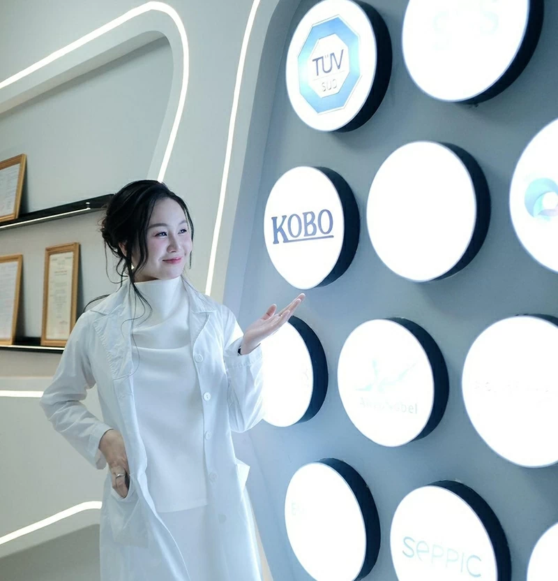 Tạ Thị Hòa tại trung tâm nghiên cứu mỹ phẩm.