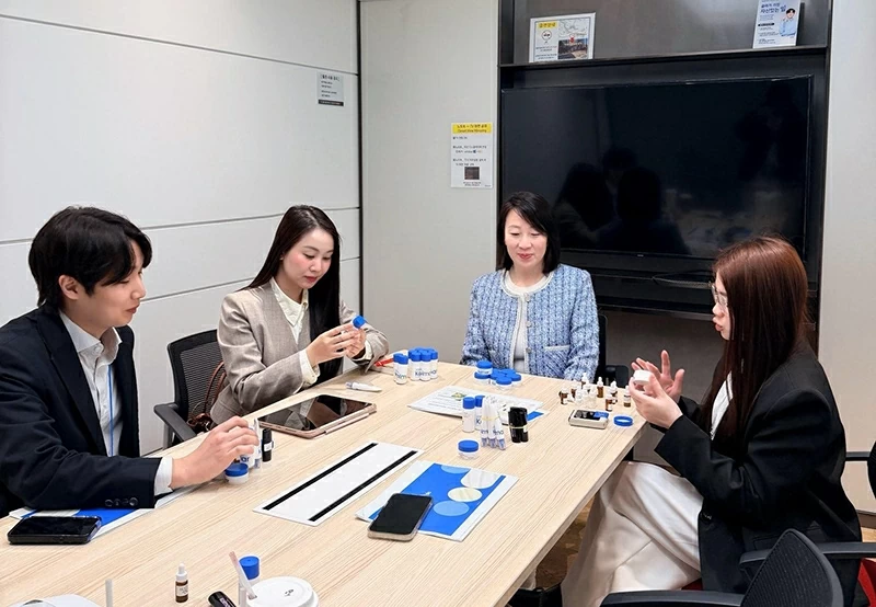 Tạ Thị Hòa cùng các chuyên gia hàng đầu trong lĩnh vực làm đẹp tại Hàn Quốc cùng nhau thảo luận và trải nghiệm các dòng sản phẩm.