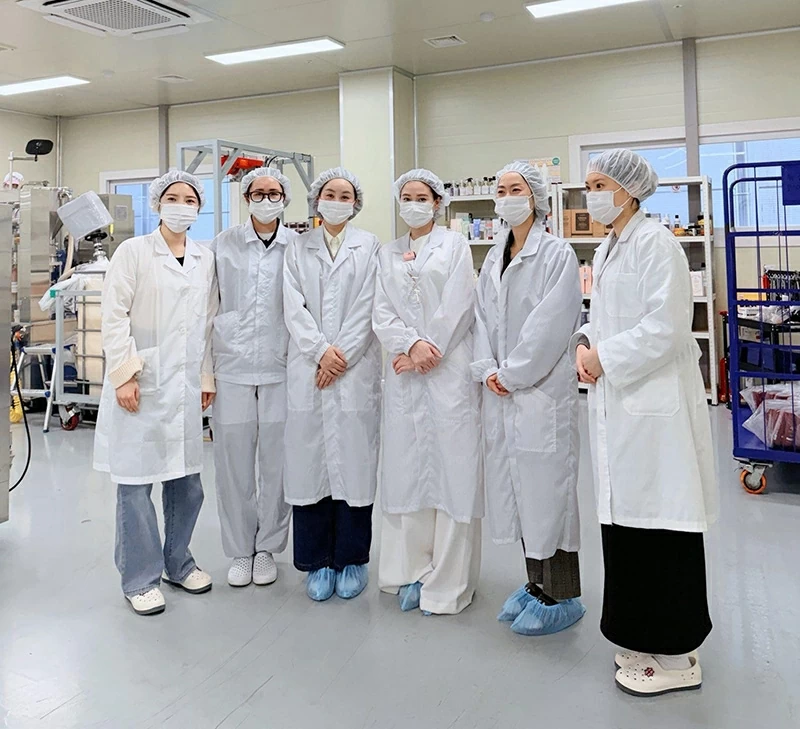 Tạ Thị Hòa cùng các đồng nghiệp tại phòng lab nghiên cứu sản phẩm chất lượng cao tại Hàn Quốc.