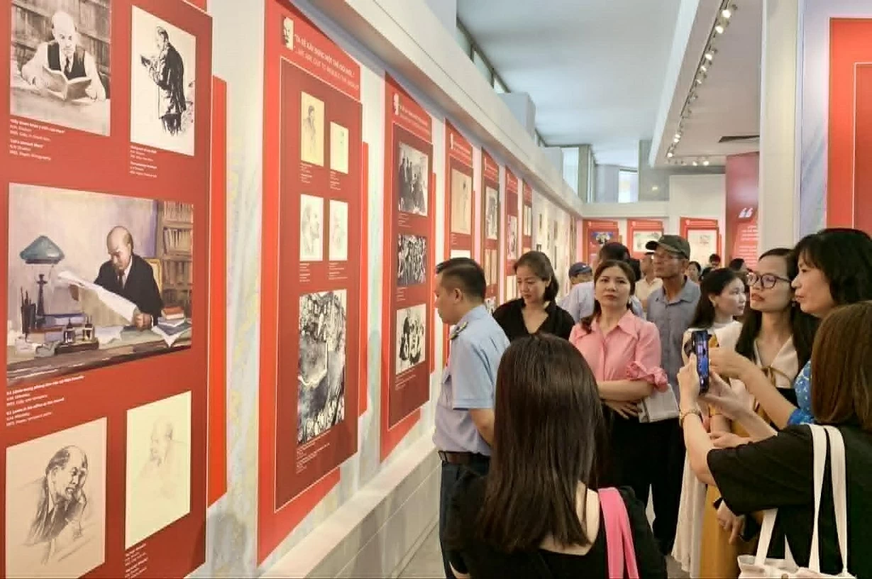Trưng bày 156 hình tượng Lenin tại Bảo tàng Hồ Chí Minh Trưng bày 156 hình tượng Lenin tại Bảo tàng Hồ Chí Minh