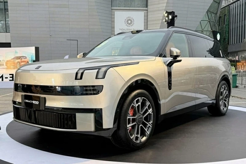 Thiết kế ngoại thất của Lynk & Co 900 đi theo hướng tối giản, hạn chế các đường gân dập nổi nhưng vẫn tạo cảm giác vững chãi.