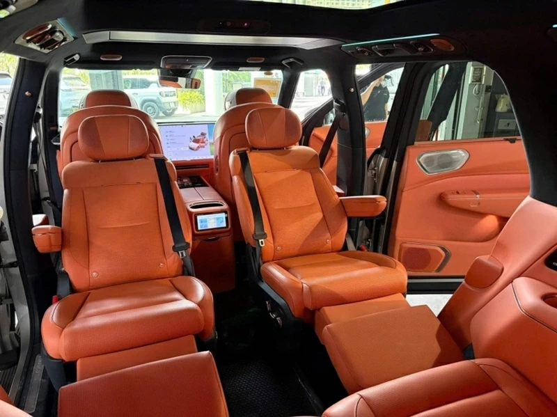 Lynk & Co 900 còn có thêm màn hình trần tương tự dành cho hàng ghế sau, phục vụ nhu cầu giải trí như xem phim hay chơi game.