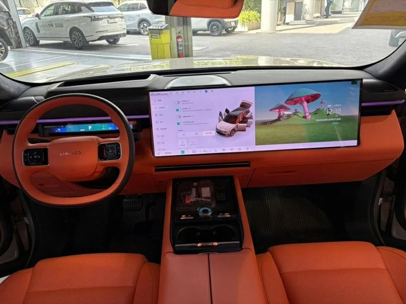 Kh&ocirc;ng gian nội thất Lynk & Co 900 tiếp tục thể hiện r&otilde; triết l&yacute; số h&oacute;a khi gần như loại bỏ ho&agrave;n to&agrave;n n&uacute;t bấm vật l&yacute;.