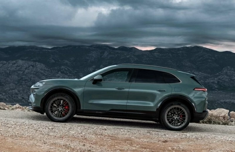 Porsche Cayenne bản chạy điện vẫn giữ trọn ADN thiết kế đặc trưng nhưng được tinh chỉnh mạnh mẽ theo hướng tối ưu hiệu quả khí động học. Porsche Cayenne bản chạy điện vẫn giữ trọn ADN thiết kế đặc trưng nhưng được tinh chỉnh mạnh mẽ theo hướng tối ưu hiệu quả khí động học.
