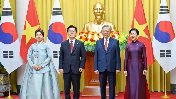 Việt Nam bắn 21 loạt đại bác chào mừng Tổng thống Hàn Quốc Lee Jae Myung và Phu nhân