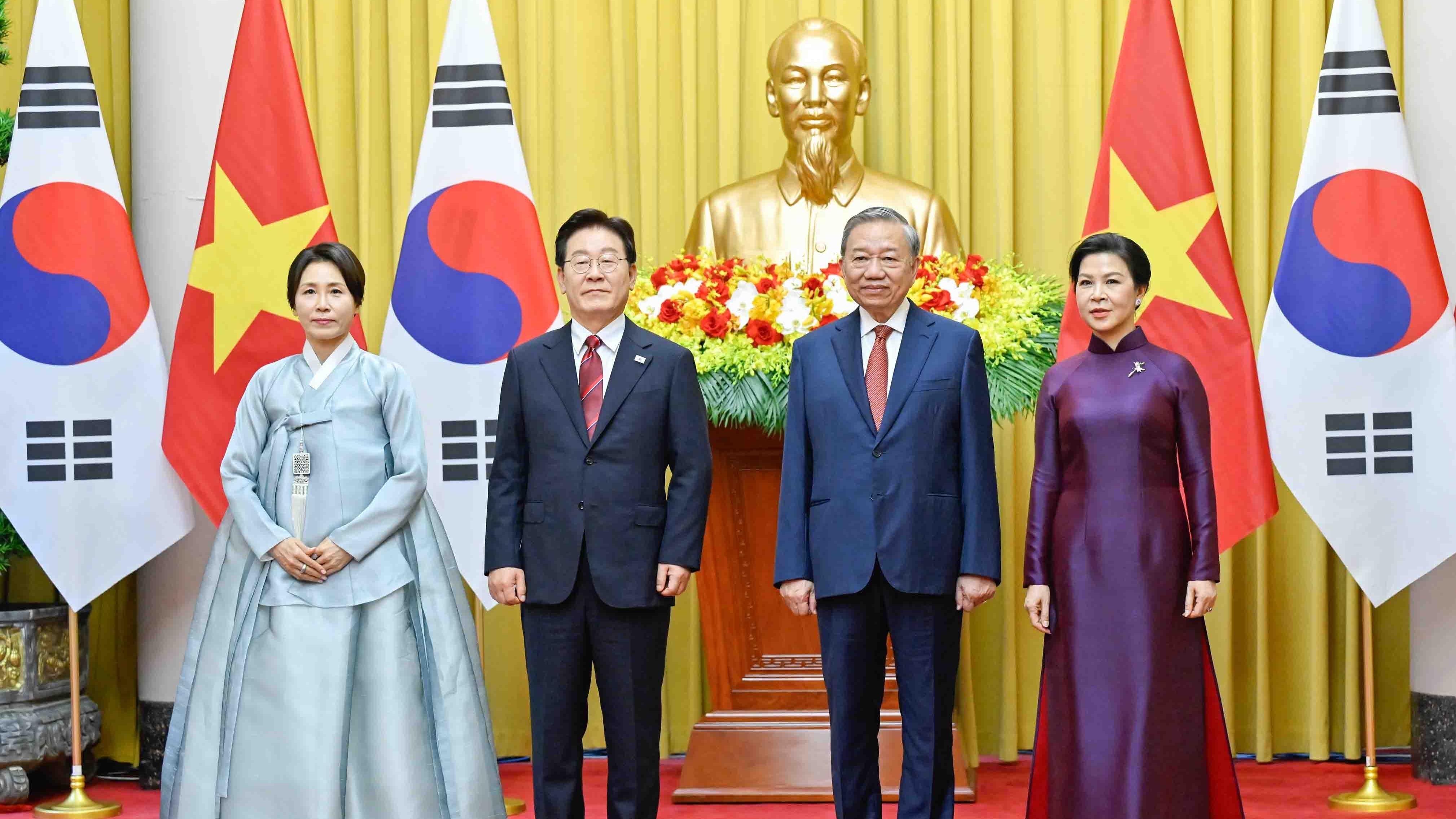 Việt Nam bắn 21 loạt đại bác chào mừng Tổng thống Hàn Quốc Lee Jae Myung và Phu nhân