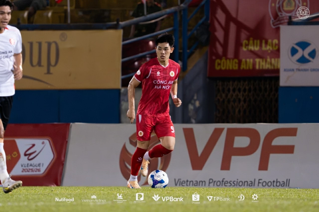 Đình Bắc được CLB cũ của Iniesta quan tâm