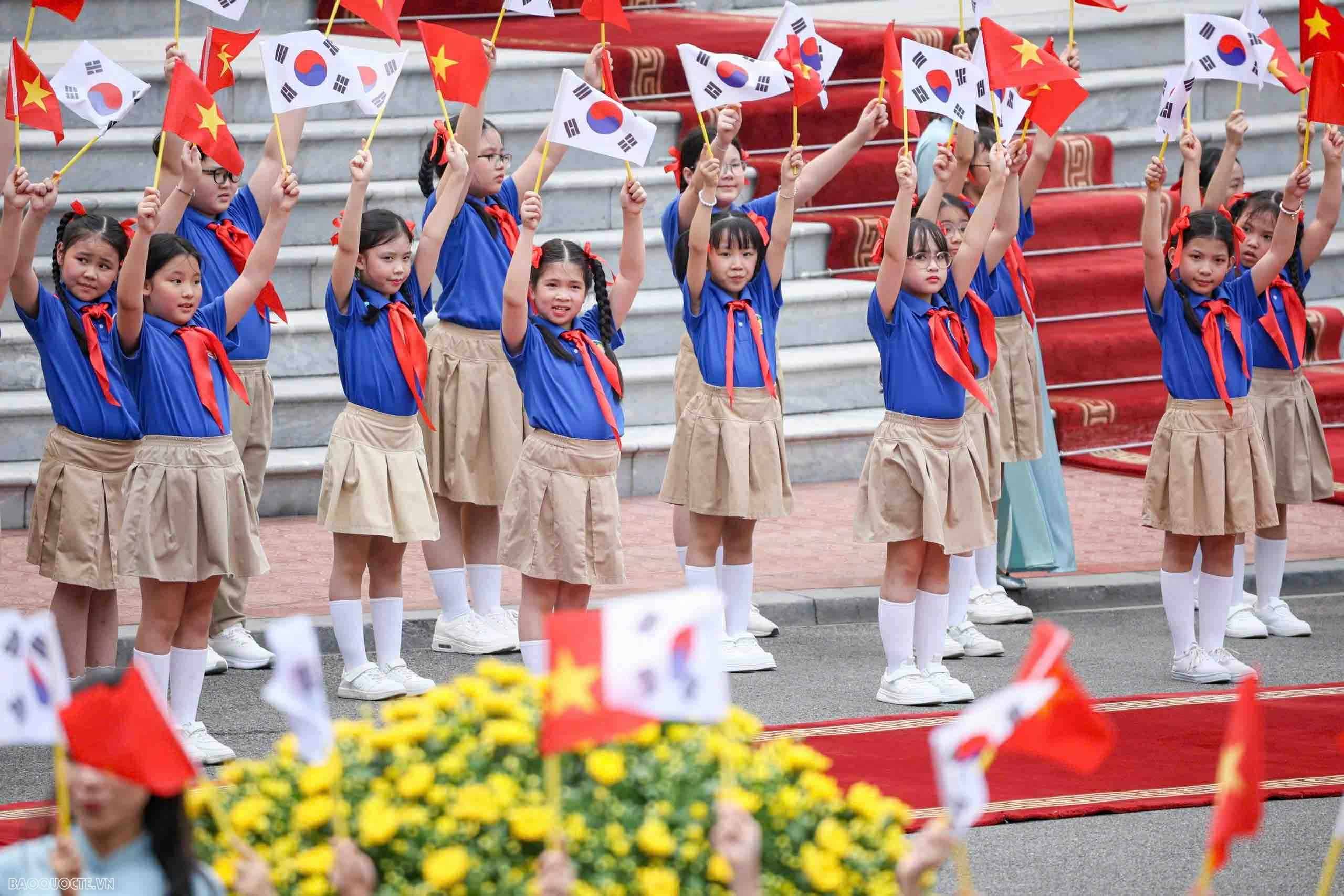 Việt Nam bắn 21 phát đại bác chào mừng Tổng thống Hàn Quốc và Phu nhân