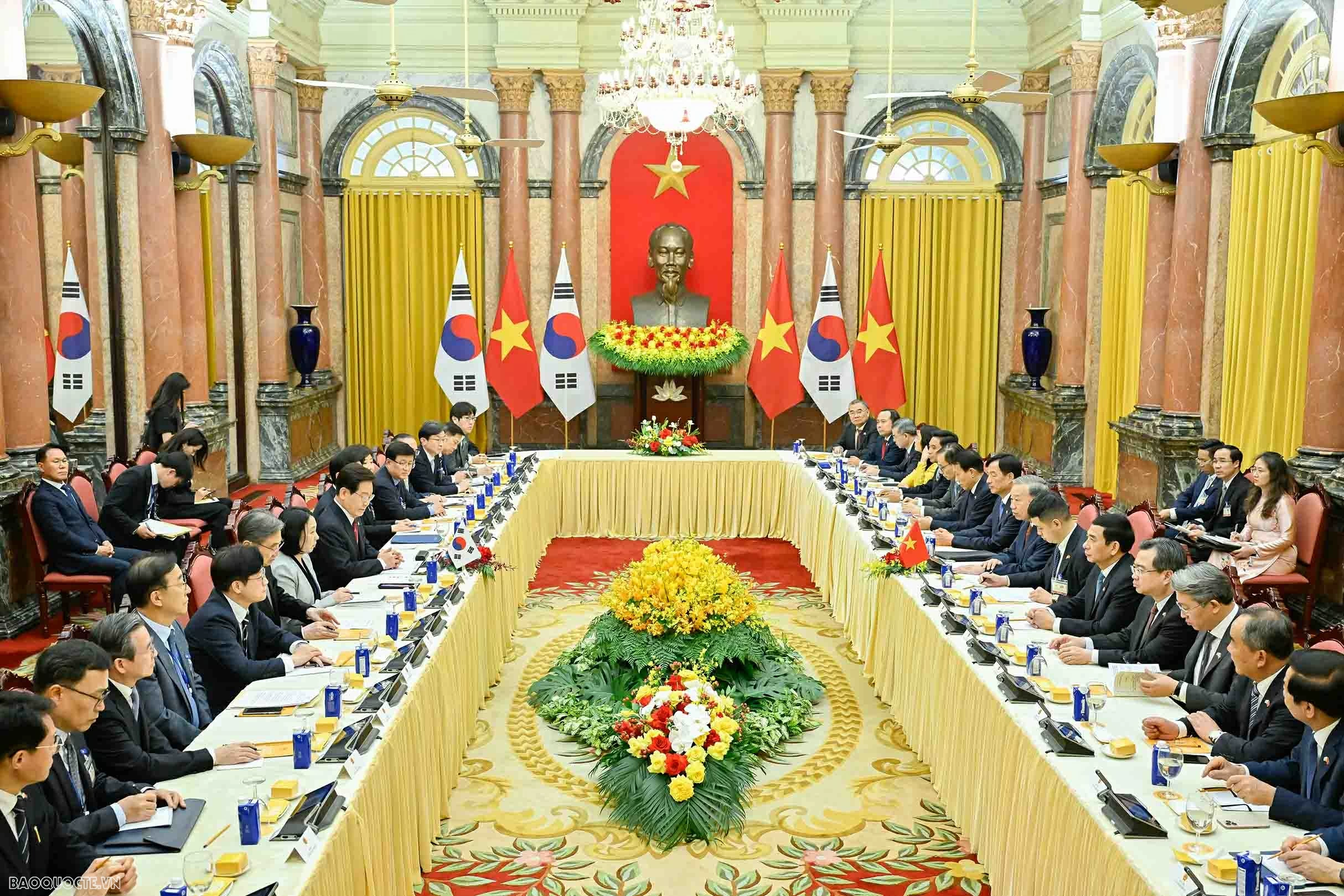 Việt Nam bắn 21 phát đại bác chào mừng Tổng thống Hàn Quốc và Phu nhân