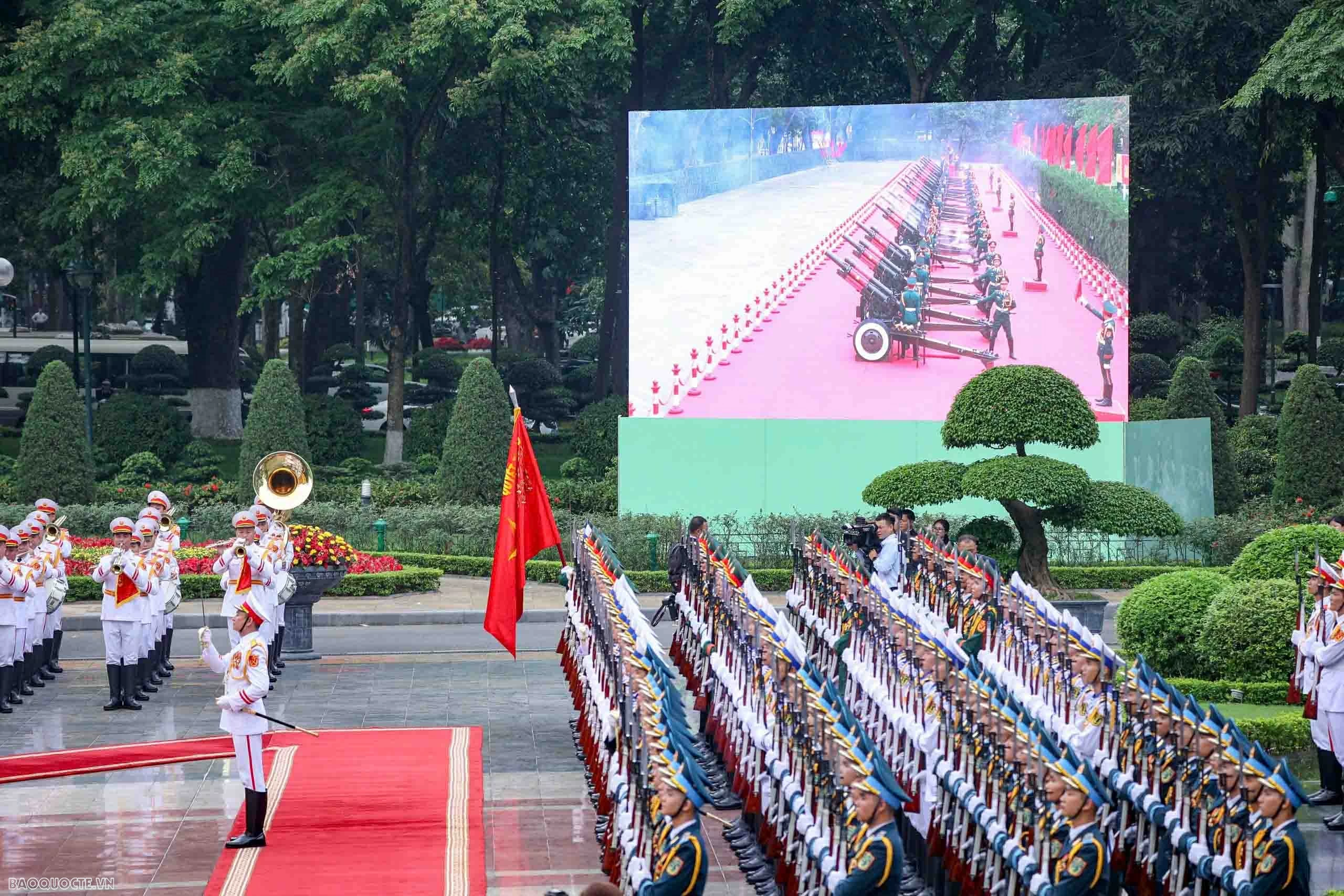 Việt Nam bắn 21 phát đại bác chào mừng Tổng thống Hàn Quốc và Phu nhân