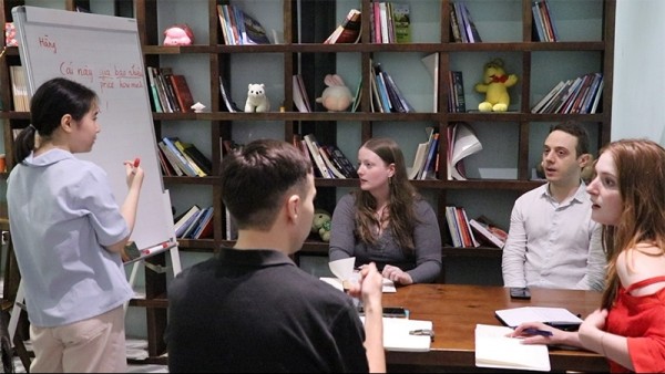 Từ 'xin chào' đến 'ở lại': Hành trình người nước ngoài học tiếng Việt tại Hà Nội