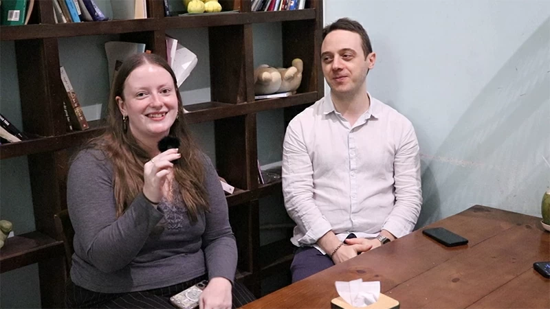 Ảnh 3: Emma (bên trái) cảm thấy học Tiếng Việt mang đến cho cô rất nhiều trải nghiệm thú vị (Ảnh: Gia Bảo)