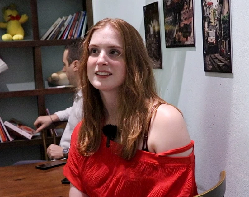 Chị Collin Richardson, học viên quen thuộc tại lớp học, chia sẻ về trải nghiệm đáng nhớ khi học Tiếng Việt (Ảnh: Gia Bảo)