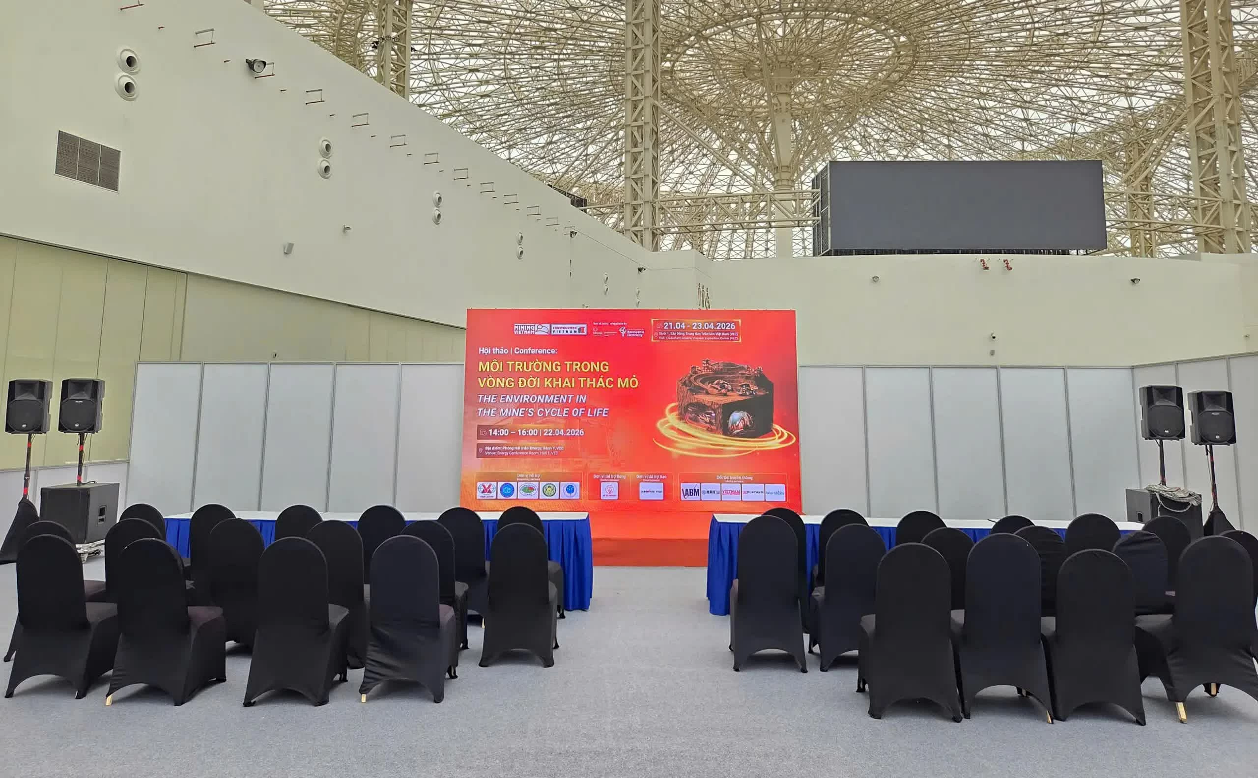 Toàn cảnh phiên hội thảo “Môi trường trong vòng đời khai thác mỏ”. (Nguồn: Đại sứ quán Pháp tại Việt Nam)