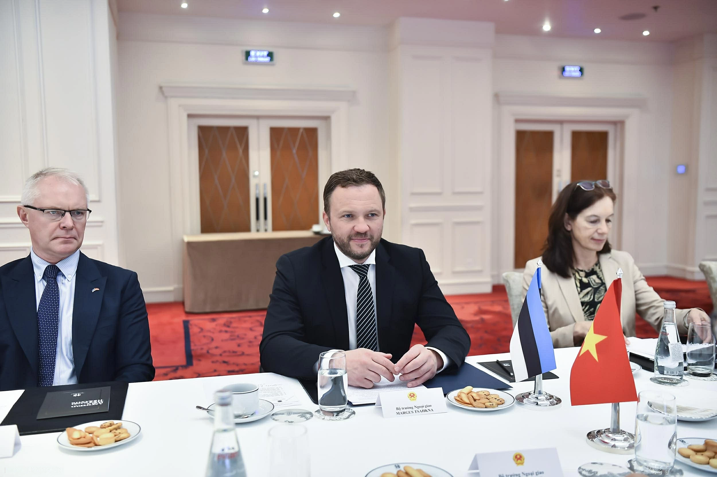 Bộ trưởng Ngoại giao L&ecirc; Ho&agrave;i Trung hội đ&agrave;m với Bộ trưởng Ngoại giao Estonia