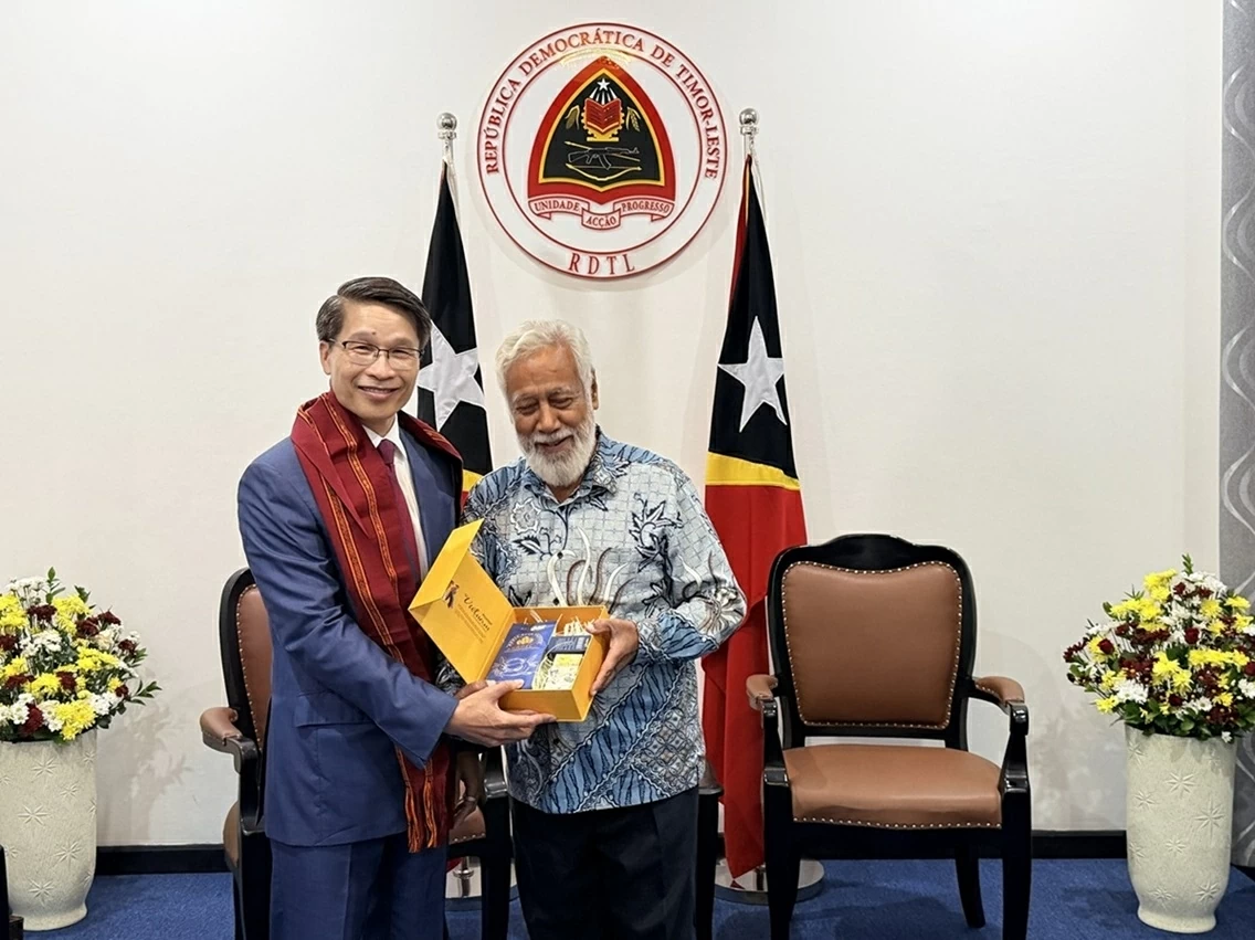 Đại biện Phạm Bình Đàm chào xã giao Thủ tướng Timor-Leste Xanana Gusmão Đại biện Phạm Bình Đàm chào xã giao Thủ tướng Timor-Leste Xanana Gusmão