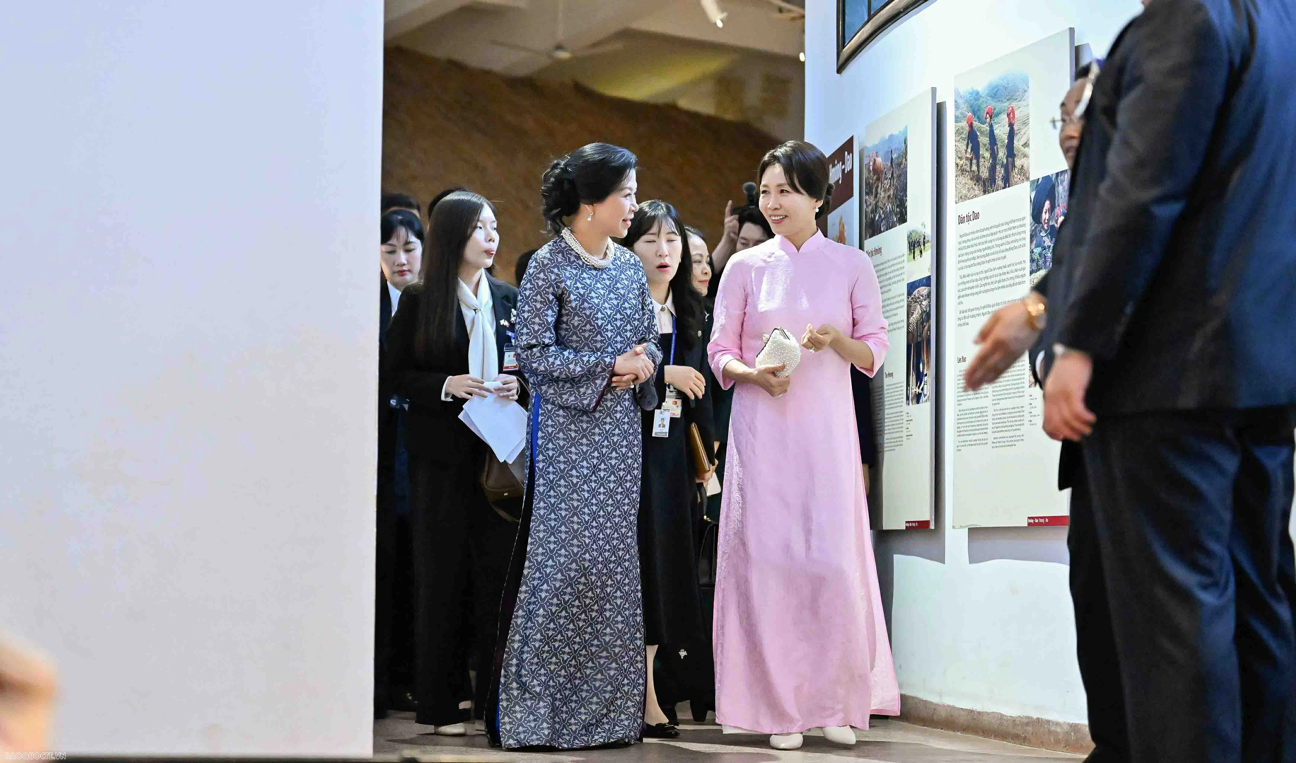 Phu nhân Tổng Bí thư, Chủ tịch nước Tô Lâm và Phu nhân Tổng thống Hàn Quốc thăm Bảo tàng Dân tộc học Việt Nam