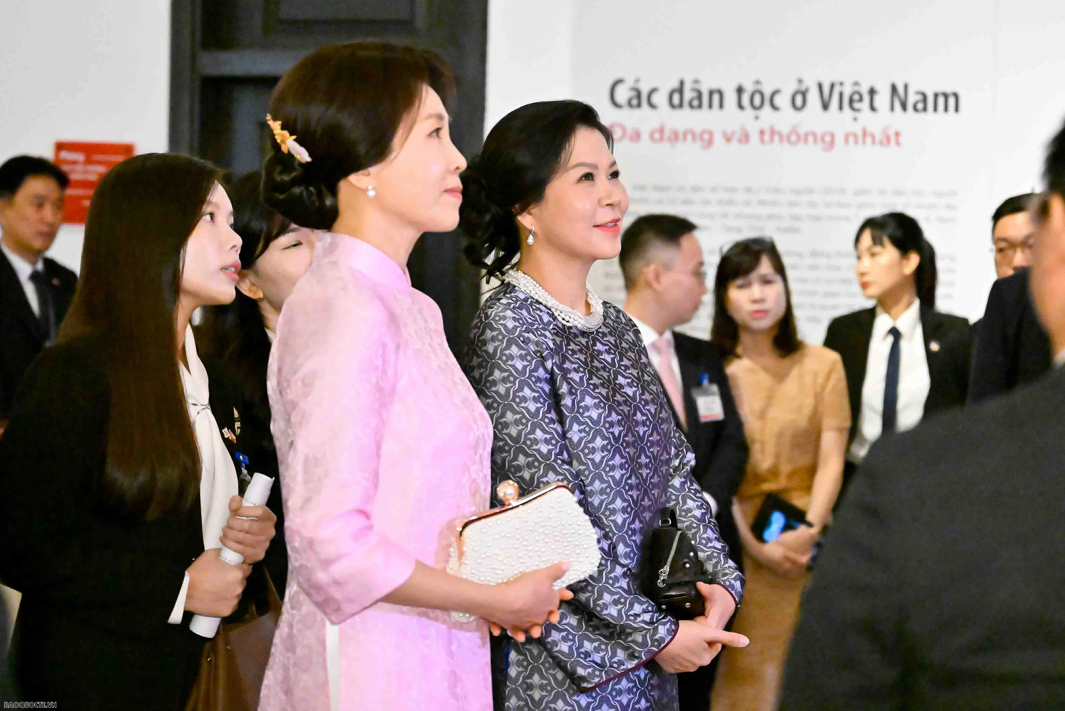 Phu nhân Tổng Bí thư, Chủ tịch nước Tô Lâm và Phu nhân Tổng thống Hàn Quốc thăm Bảo tàng Dân tộc học Việt Nam