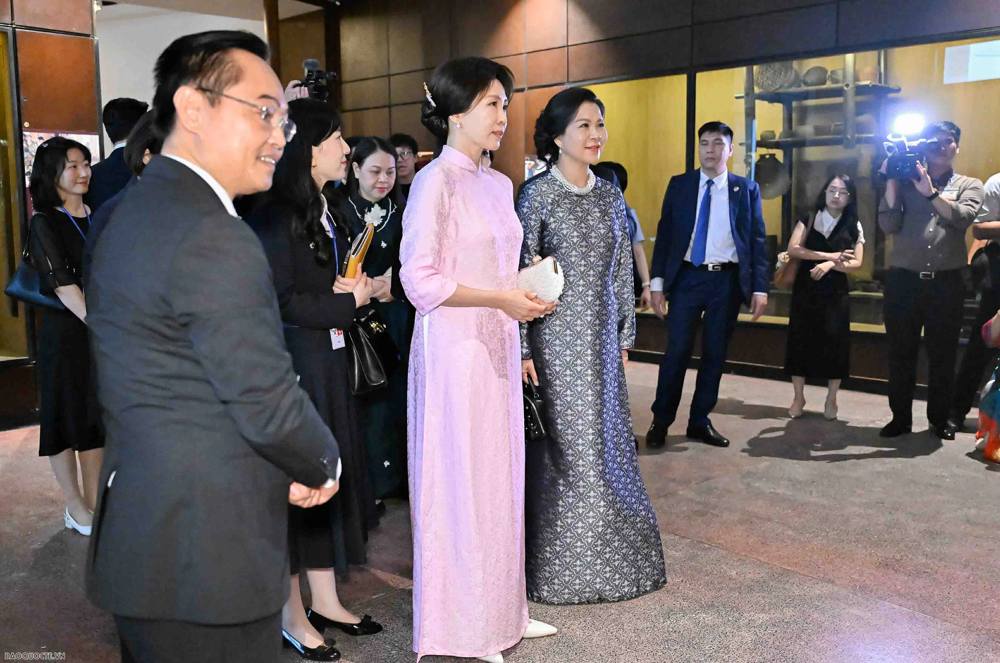 Phu nhân Tổng Bí thư, Chủ tịch nước Tô Lâm và Phu nhân Tổng thống Hàn Quốc thăm Bảo tàng Dân tộc học Việt Nam