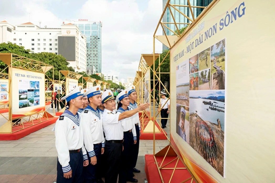 Khai mạc triển lãm ảnh Việt Nam - Một dải non sông: Lan tỏa thông điệp hòa bình, phát triển và hội nhập