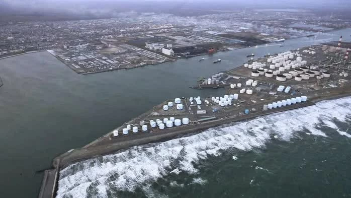 Sóng lớn ở vùng bờ biển phía Bắc Nhật Bản do trận động đất ngày 20-4 - Ảnh: KYODO