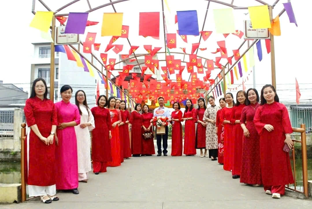 Cổng trường an toàn giao thông tại Trường THCS Đồng Minh: Pháo đài văn hóa bảo vệ thế hệ mầm non của Đảng trong kỷ nguyên mới Cổng trường an toàn giao thông tại Trường THCS Đồng Minh: Pháo đài văn hóa bảo vệ thế hệ mầm non của Đảng trong kỷ nguyên mới
