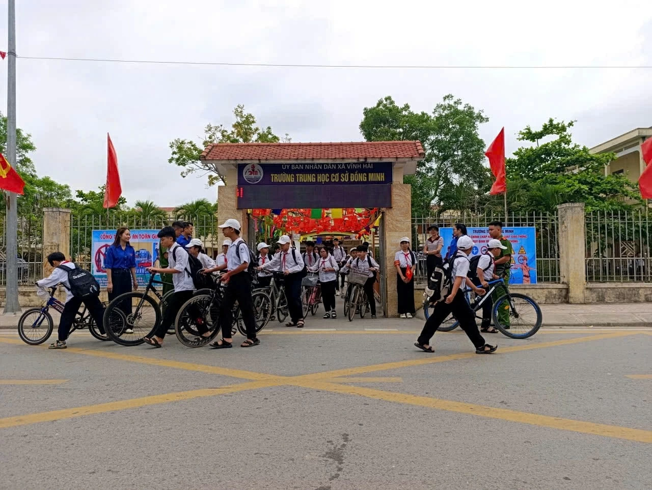 Cổng trường an toàn giao thông tại Trường THCS Đồng Minh: Pháo đài văn hóa bảo vệ thế hệ mầm non của Đảng trong kỷ nguyên mới